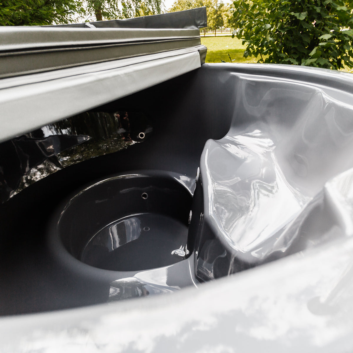 Mande Spa MWT4 fiberglass tub interior